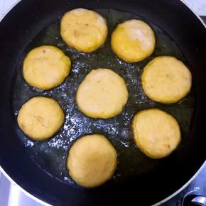 平底锅中热油，油热后，放入柿饼