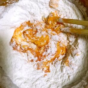 加入面粉，搅拌成团