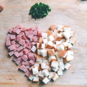 吐司边和香肠切丁，小葱切碎备用