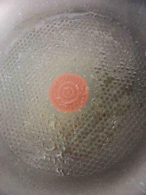 平底锅刷一层薄薄的油