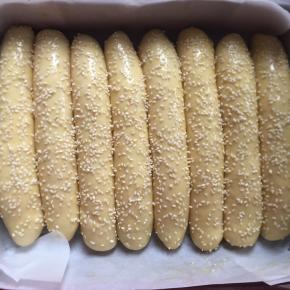 均匀涂抹上全蛋液，撒上芝麻，入烤箱180度烘烤30分钟