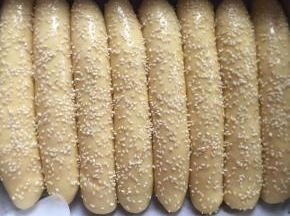 均匀涂抹上全蛋液，撒上芝麻，入烤箱180度烘烤30分钟