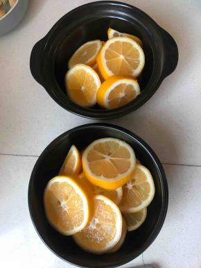将柠檬片放入小砂锅里，或者不锈钢碗里