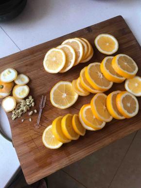 柠檬切均匀厚度的柠檬片，用小叉子或者牙签挑出柠檬里面的籽，籽一定要挑出来，不然熬出来的柠檬膏会苦