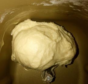 把主面团材料和中种面团一起，再次放入面包桶，揉到出膜