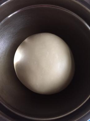 把面团滚圆放盆里，盖保鲜膜放温暖处发酵60-90分钟