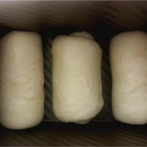 收口朝下，放进吐司盒