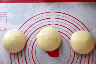 取出面团，均匀分成三份