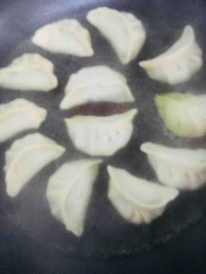 加入适量的清水没过饺子的一半处