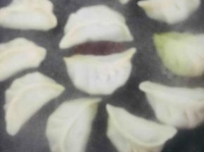 加入适量的清水没过饺子的一半处