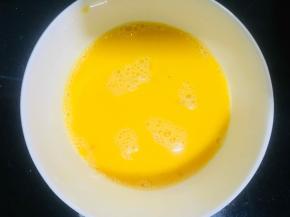 鸡蛋里放入适量的盐打散备用