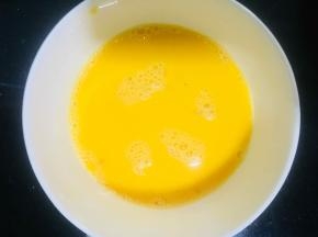 鸡蛋里放入适量的盐打散备用