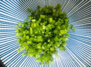 葱切葱花备用