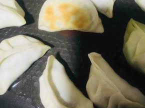 待饺子底部成焦黄状