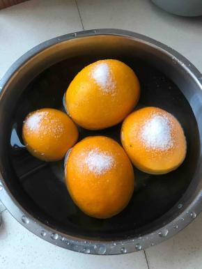 第一次见这种柠檬，特别大，颜色跟橙子一样，她们说这是北京柠檬，用盐搓洗干净柠檬