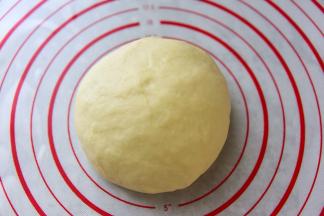 合成一个光滑的面团，放进盆中，盖上保鲜膜。