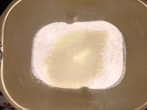 把中种面团材料放进ACA的面包桶，水份材料在下，干性材料在上