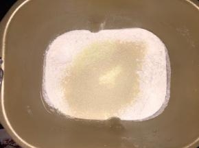 把中种面团材料放进ACA的面包桶，水份材料在下，干性材料在上