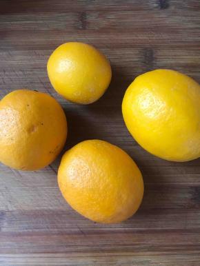 清洗干净的柠檬用纸擦拭干净，不要有一滴水