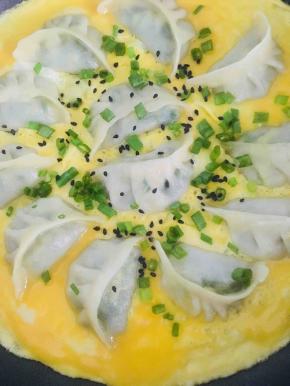 蛋液快要凝固时撒上葱花和黑芝麻小火煎至熟透即可