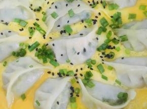 蛋液快要凝固时撒上葱花和黑芝麻小火煎至熟透即可