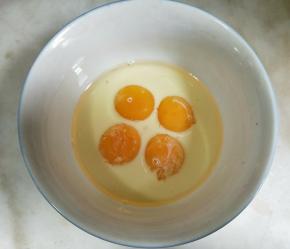 先制作蛋糕底:玉米油、牛奶、蛋黄混合均匀。