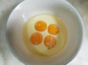 先制作蛋糕底:玉米油、牛奶、蛋黄混合均匀。
