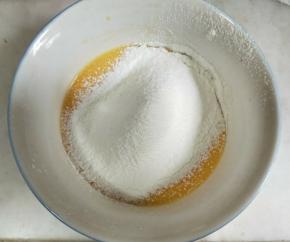 加入过筛后的低粉。