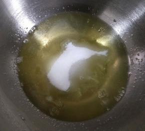 蛋清加细砂糖打发。