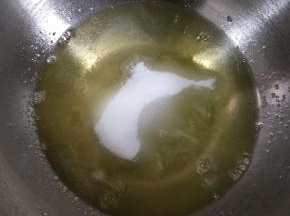 蛋清加细砂糖打发。