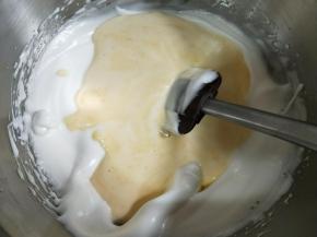 分三次将蛋黄糊与蛋白霜翻拌均匀。