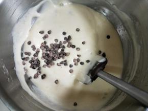 加入巧克力豆混合均匀。