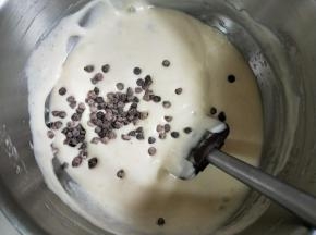 加入巧克力豆混合均匀。
