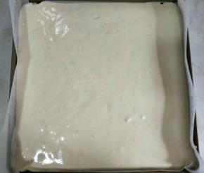 倒入铺有油纸的金盘，150度烤18分钟左右。