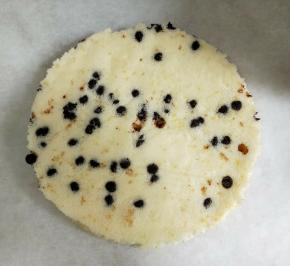 切成比六齿模具略小的2个圆形蛋糕片备用。