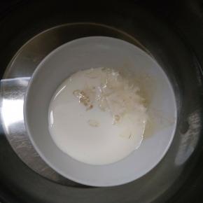 慕斯部分:吉利丁冷水泡软，加入温热的牛奶隔热水搅拌至吉利丁完全融化。