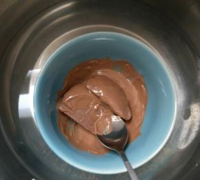 巧克力隔热水融化。