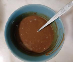 将牛奶液加入巧克力液中拌匀。