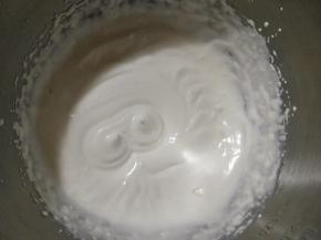 淡奶油加细砂糖打至六分发，轻微纹路还可以流动的状态。