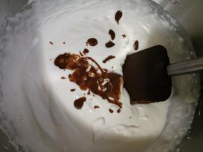 将巧克力液加入淡奶油中混合均匀。