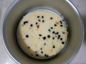 模具中放入一块蛋糕片，倒入一半慕斯液。