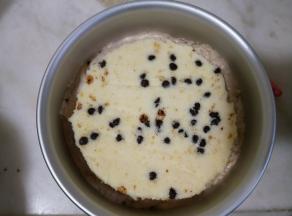 再放入一片蛋糕片，倒入剩余的所有慕斯液。