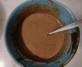 淋面部分:巧克力隔热水加热融化后与淡奶油混合均匀。