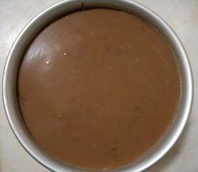 倒入模具表面，正好满模 。