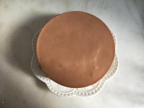 入冰箱冷藏4小时以上再脱模。脱模时用吹风机沿模具边缘吹几秒即可。