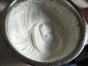 表面装饰:淡奶油打至裱花状态。