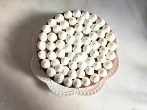 装入裱花袋挤出球状图案。