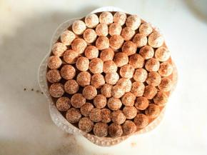 表面筛上可可粉即可。