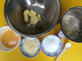 准备材料并称量备用，黄油提前软化