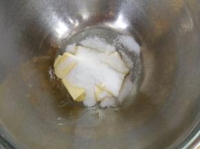 软化至能轻松按压出指印的黄油加入盐和糖粉，用电动打蛋器打发至轻盈羽毛状